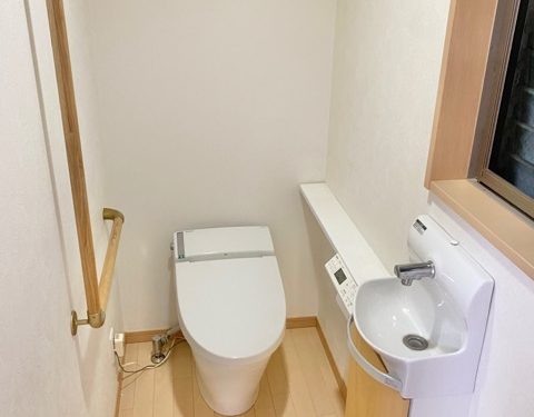 1階トイレ　自動開閉と床暖房付き(内装)